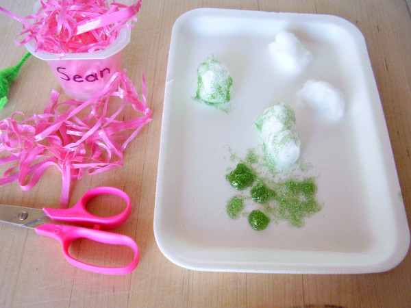 Easter basket craft with recyclables for preschoolers
