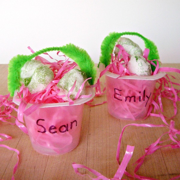 Mini Easter basket kids craft with recyclables
